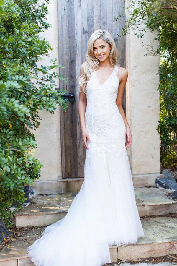 Vestidos de novia de sirena con escote en V, mangas, espalda descubierta, apliques de encaje y cola larga